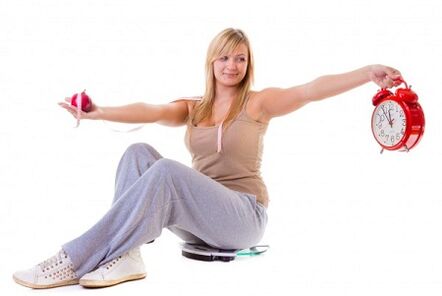 Девушка, которая хочет похудеть, питается здоровой пищей и соблюдает режим.